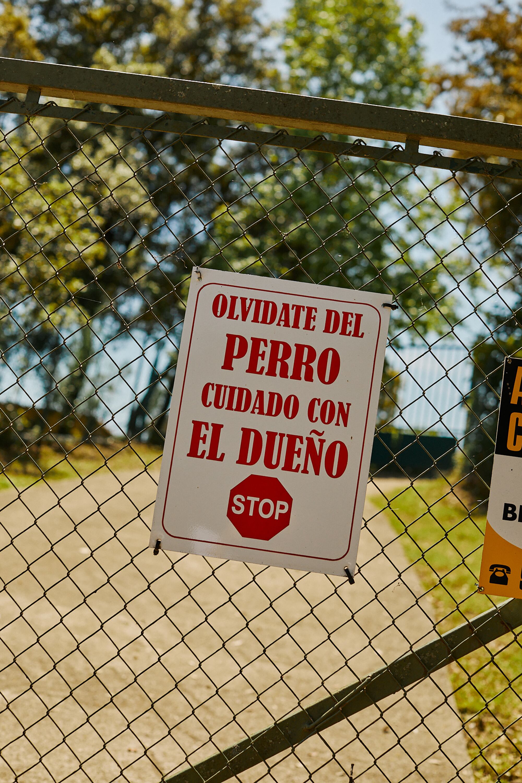 Cartel en la entrada de la finca de Mercader que advierte del peligro del dueño.