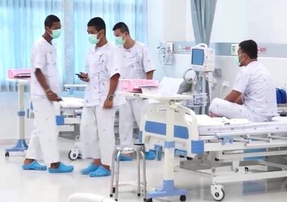 Vários dos meninos resgatados na caverna da Tailândia são atendidos no hospital da província de Chiang Rai.