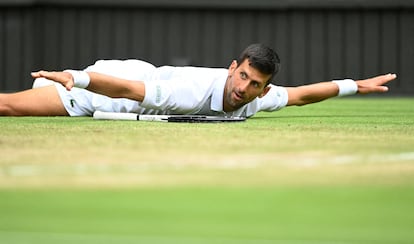 El serbio Novak Djokovic, que se clasificó el martes para sus undécimas semifinales de Wimbledon, afirmó que a partir del tercer set, cuando iba 2-0 abajo contra el italiano Jannik Sinner, jugó "un nuevo partido". En la foto, Djokovic durante el partido del día 5 de julio.