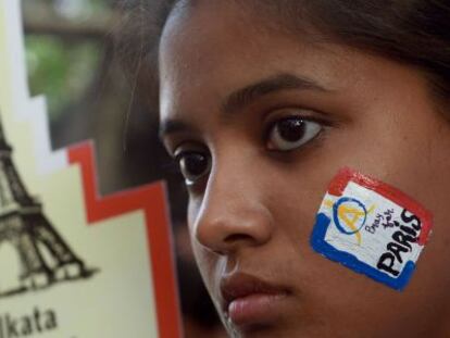 Una joven india en un homenaje a las v&iacute;ctimas de Par&iacute;s.