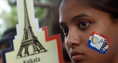 Una joven india en un homenaje a las v&iacute;ctimas de Par&iacute;s.