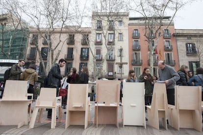 Sillas creadas por alumnos de diseño expuestas en La Rambla