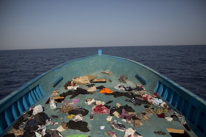 Pertenencias dejadas por los migrantes en el suelo de una de las pateras que huía de Libia.