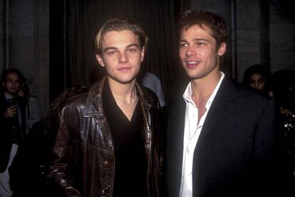 Leonardo DiCaprio y Brad Pitt en una fiesta de 1995. Tarantino los ha juntado 24 años después.