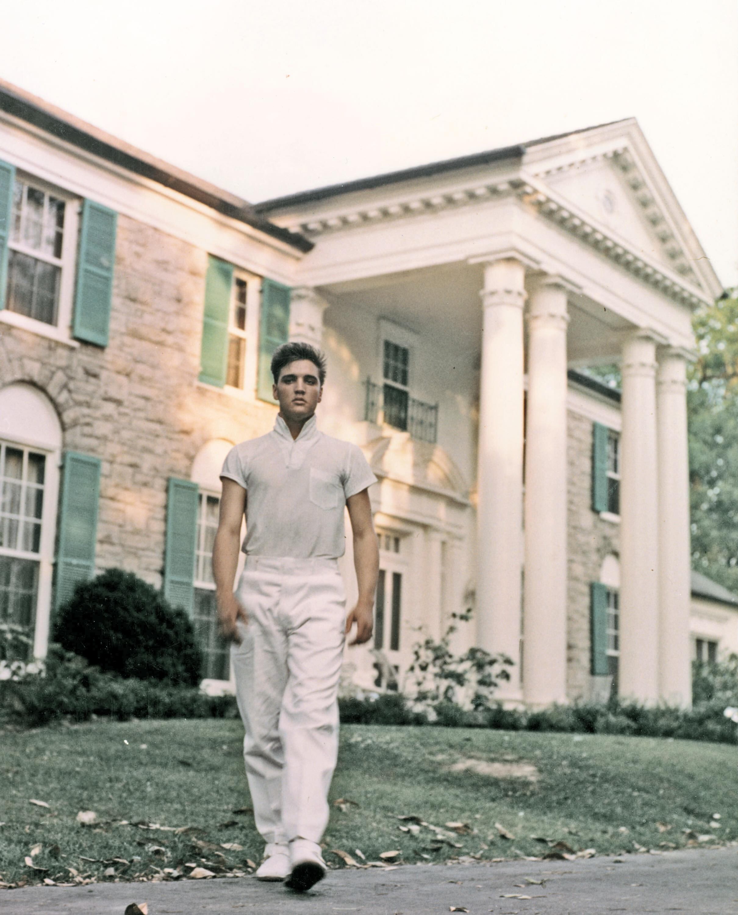 Elvis Presley pasea por los terrenos de Graceland, en 1957.