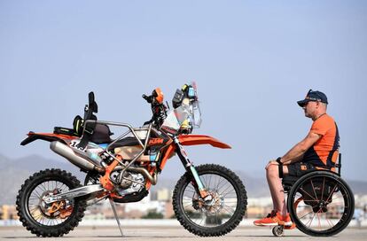 El italiano Nicolas Dutto posa junto a su motocicleta, tras un chequeo técnico, antes del comienzo del Dakar 2019, el 5 de enero de 2019 en Lima (Perú).