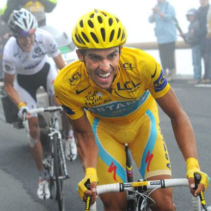 Alberto Contador, con Andy Schleck detrás de él, durante el ascenso al Tourmalet en el pasado Tour.