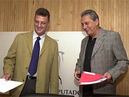 El portavoz del PSOE en el Congreso, Jesús Caldera, junto al secretario general adjunto de su grupo parlamentario, Antonio Cuevas, momentos antes de la rueda de prensa.