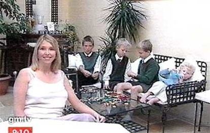 Nicola Chenery, con sus cuatro hijos, en una imagen de la televisión británica GMTV.