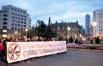 Momento de la manifestación celebrada ayer en Bilbao contra los desahucios.