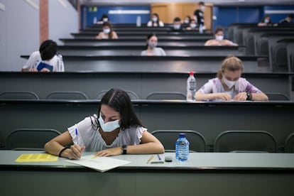 Varios alumnos se examinan de la selectividad, el pasado julio en la Universidad Politécnica de Cataluña.