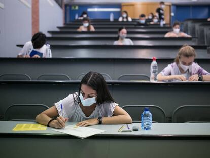 Varios alumnos se examinan de la selectividad, el pasado julio en la Universidad Politécnica de Cataluña.