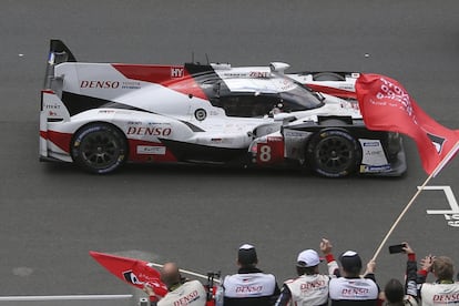 El Toyota TS050 Hybrid número 8 cruza la línea de meta en Le Mans (Francia).