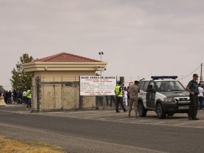 Agentes de la Guardia Civil en la base de Morón, tras una protesta.