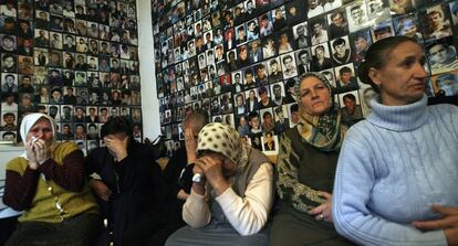 Mujeres familiares de víctimas de Srebrenica reaccionan a la sentencia del Tribunal de la ONU en 2007 en la ciudad bosnia de Tuzla.