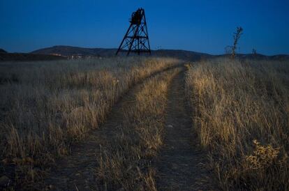 Puertollano. Antiguo pozo minero abandonado, en mitad del campo.