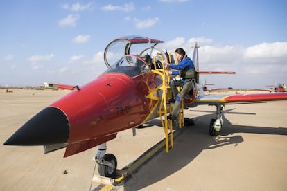 La piloto monta en su avión, el número 2. En la formación, los puestos 2 y 3 son los que vuelan más cerca del líder (1) para intentar darle estabilidad.