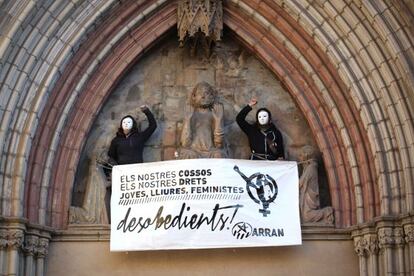 Las dos jvenes en la baslica de Santa Maria del Mar (Barcelona)