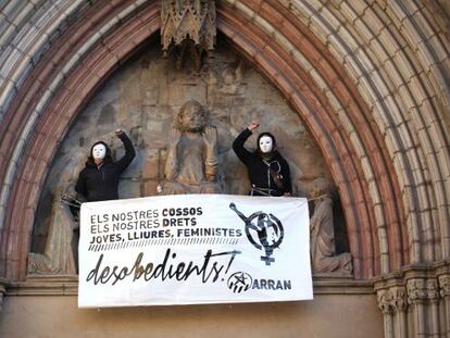 Las dos jóvenes en la basílica de Santa Maria del Mar (Barcelona)