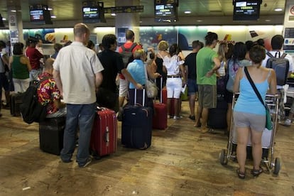 Pasajeros en el control de embarque en el aeropuerto El Prat (Barcelona).