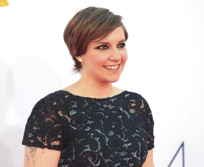 'Girls' es una de las revelaciones de la temporada. Lena Dunham - creadora, guionista y protagonista de la serie - es candidata a Mejor actriz de comedia. Ha acudido a la ceremonia con un vestido de Prada.