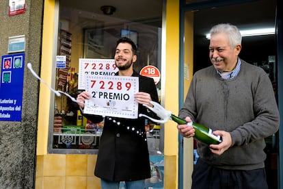 Celebración en el despacho mixto de la calle Esperanza 9 de Ciudad Real después de que se supiera que este establecimiento ha vendido parte del segundo premio de la lotería de "El Niño", este viernes.