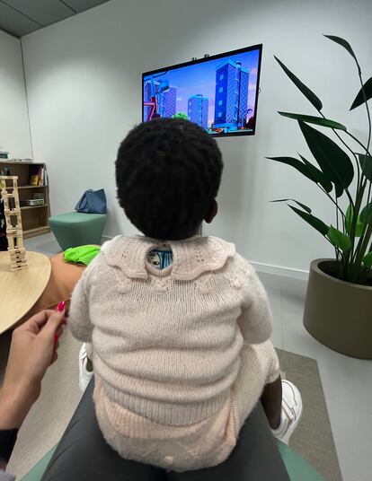 Una niña que acudió al juzgado como acompañante, en la sala de juego.