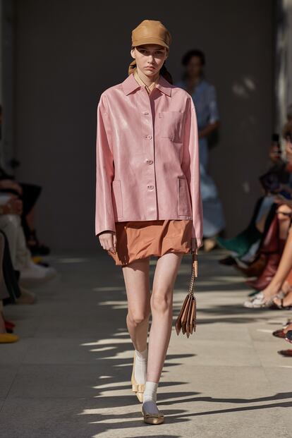 Chaqueta rosa vista en el desfile de Salvatore Ferragamo.