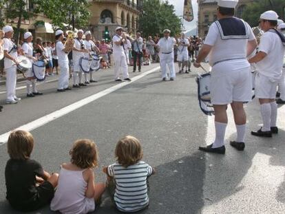 Una compara anima las calles de San Sebastián durante la celebración de la Semana Grande.