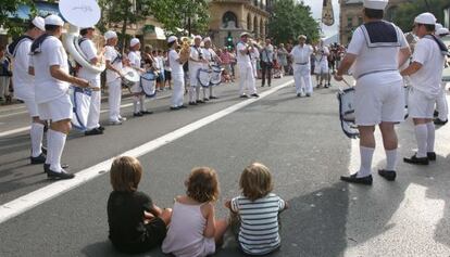 Una compara anima las calles de San Sebastián durante la celebración de la Semana Grande.