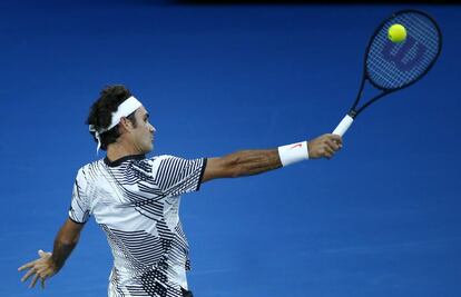 El tenista suizo Roger Federer realiza un golpes de revés.