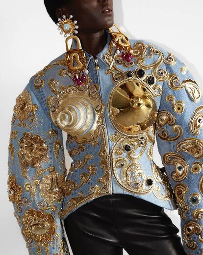 Esta chaqueta vaquera de Schiaparelli cubierta por bordados dorados y pedrería incorpora la forma tridimensional del pecho femenino.
