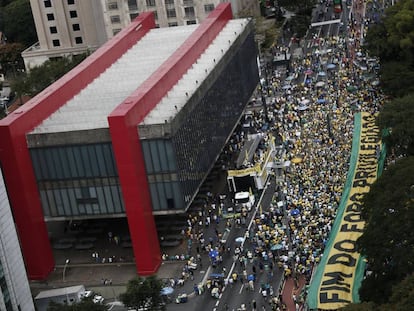 Protesto convocado pelo MBL e o Vem pra Rua na avenida Paulista, em São Paulo, neste domingo, 26 de março.