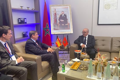 El ministro de Agricultura español Luis Planas, y su homólogo marroquí recién nombrado, Ahmed El Bouari, durante la reunión bilateral celebrada este viernes en Rabat.