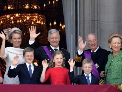 La familia real belga: los actuales reyes, con sus hijos los predecesores en el cargo y la reina Fabiola