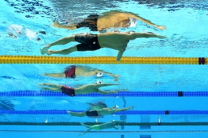 Ryan Lochte y Fenglin Zhang en la serie de los 200 metros espalda.