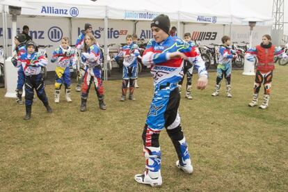 Márquez, delante de los alumnos, realizando estiramientos.