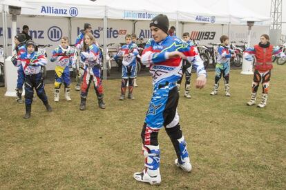 M&aacute;rquez, delante de los alumnos, realizando estiramientos. 