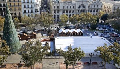 La pista de hielo y el árbol navideño en la plaza del Ayuntamiento de Valencia.