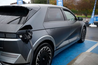 Coche eléctrico en un punto de carga.