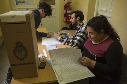 Una argentina vota este domingo. La disputa está en la diferencia entre el más que probable vencedor, Scioli, el segundo, Mauricio Macri, y el tercero, el peronista disidente Sergio Massa