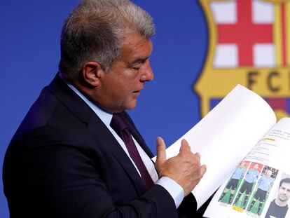 Soccer Football - FC Barcelona Press Conference - Camp Nou, Barcelona, Spain - April 17, 2023
FC Barcelona president Joan Laporta shows a document during the press conference REUTERS/Albert Gea