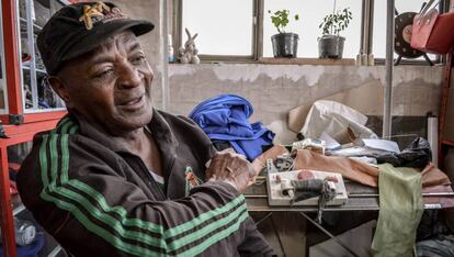 Roberto Camacho, el entrenador, en su casa de Cazucá. Aquí vive como desplazado desde hace 20 años.