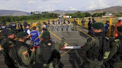 Polic&iacute;as de Colombia y Venezuela en la frontera. 