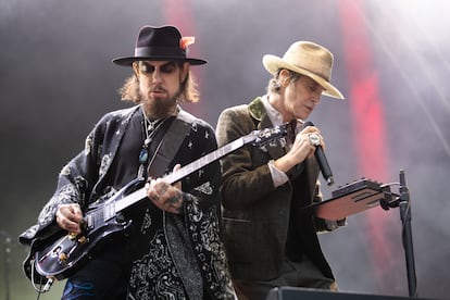 Dave Navarro (izquierda) y Perry Farrell en un concierto de Jane's Addiction en Trinity College Park, Dublín, el 28 de junio de 2024.  