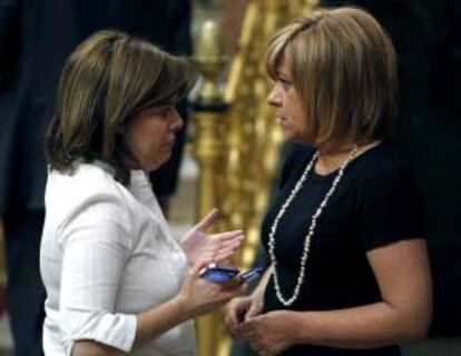 La vicepresidenta del Gobierno, Soraya Sáenz de Santamaría (i), conversa con la vicesecretaria general del PSOE, Elena Valenciano (d), durante un pleno del Congreso. EFE/Archivo