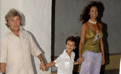 Ángel Nieto con su mujer, Belinda, y su hijo pequeño Hugo, en Ibiza en 2007.