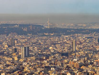 Vistas de la contaminación que afecta a la ciudad de Barcelona desde el Turó de la Rovira, en mayo.