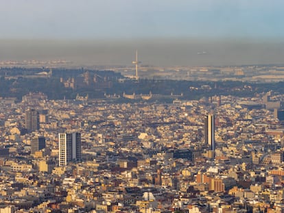 Panorámica de la ciudad de Barcelona, durante un episodio de contaminación.