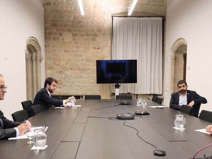 Quim Torra, con el vicepresidente Pere Aragonès y los consejeros Àngels Chacón y Chakir el Homrami.